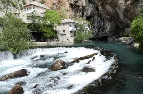 ブラガイ・テッケのそばを流れるブナ川の源流