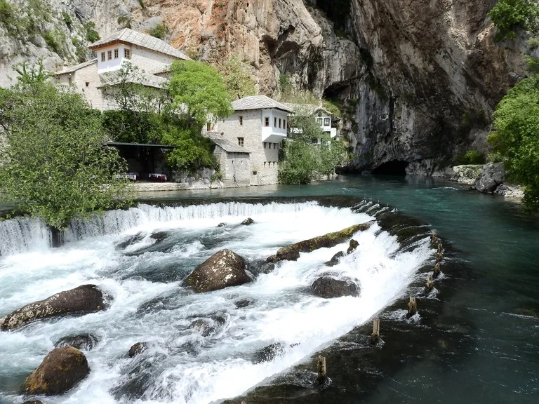ブラガイ・テッケのそばを流れるブナ川の源流
