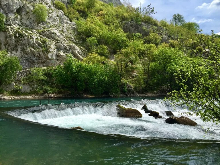断崖から湧き出すブナ川の源流（Vrelo Bune）
