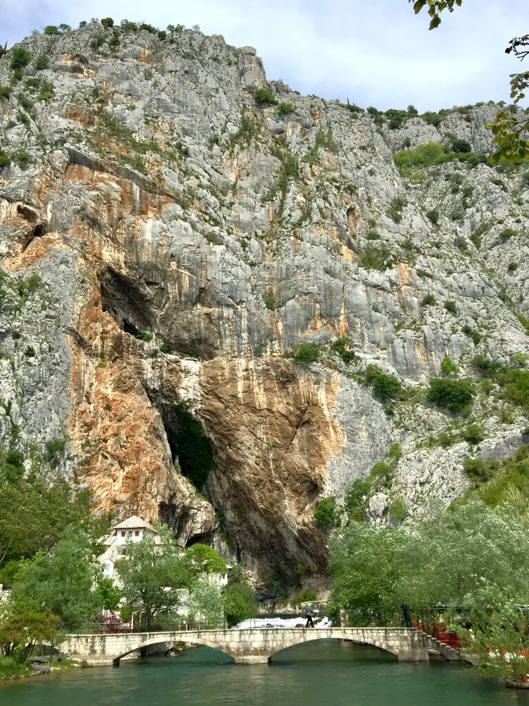 水と祈りが共存するブラガイのスピリチュアルな風景