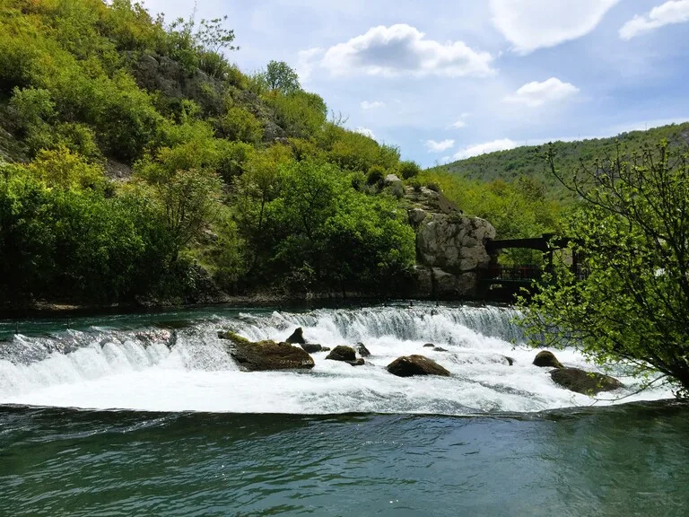 断崖から湧き出すブナ川の源流（Vrelo Bune）