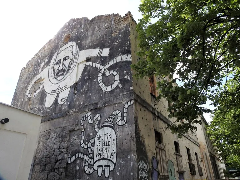 ボスニアヘルツェゴビナの紛争の爪痕、銃弾跡が残る建物