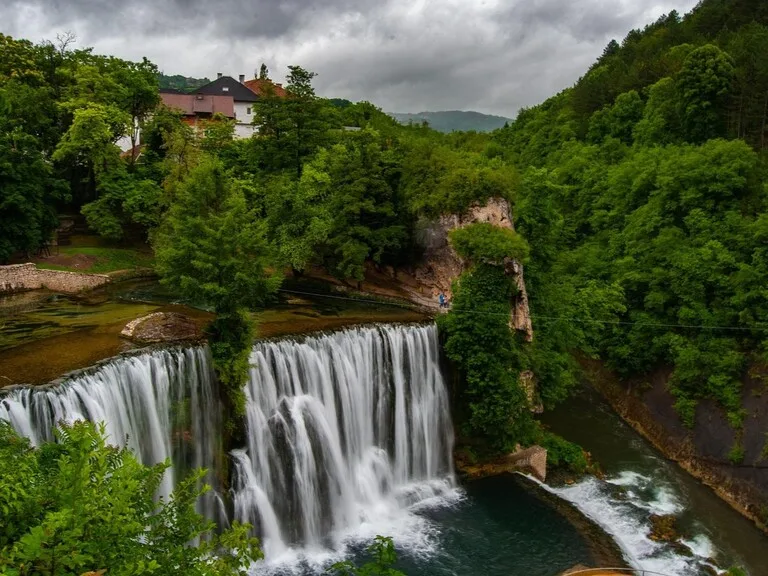 ボスニア・ヘルツェゴヴィナのヤイツェ（Jajce）にあるプリヴァの滝（Pliva Waterfall）