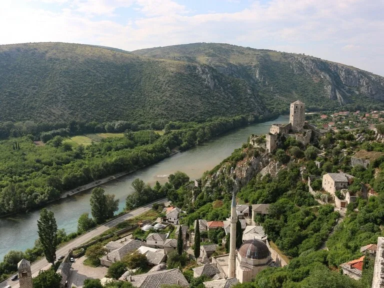 ボスニア・ヘルツェゴヴィナのネレトバ川沿いに広がるポチテリ村（Počitelj）の風景