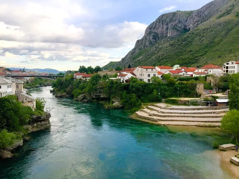 川と渓谷の間に佇むボスニア・ヘルツェゴビナのモスタルの風景