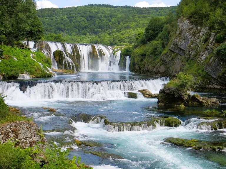 ボスニア・ヘルツェゴヴィナのウナ国立公園（Una National Park）にあるŠtrbački buk（シュトルバチュキ・ブク滝）