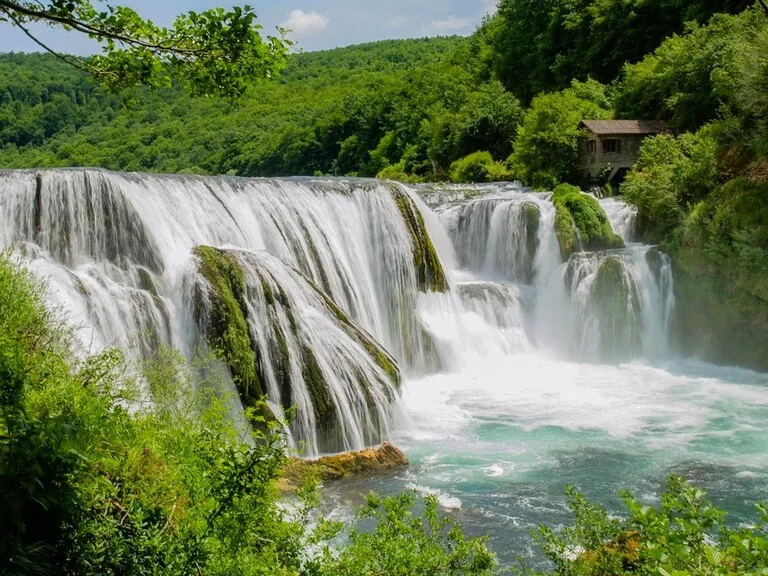 ボスニア・ヘルツェゴヴィナのウナ国立公園（Una National Park）にあるŠtrbački buk（シュトルバチュキ・ブク滝）