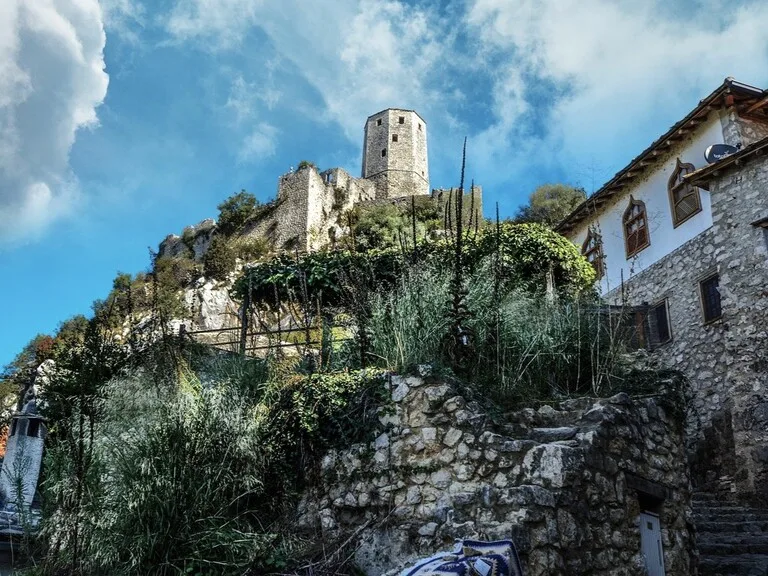 ボスニア・ヘルツェゴヴィナのネレトバ川沿いに広がるポチテリ村（Počitelj）の要塞