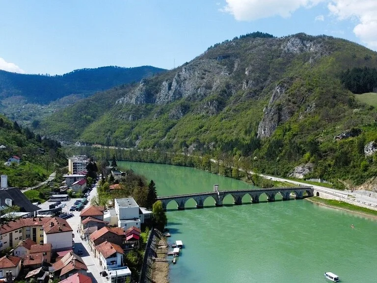 ヴィシェグラードのドリナ川とソコルル・メフメト・パシャ橋の風景