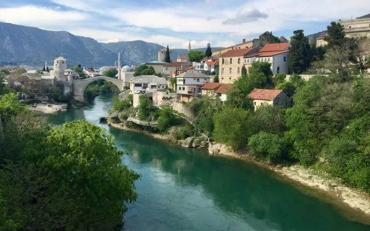 ボスニア・ヘルツェゴビナ、ネレトバ川の流れるモスタルの風景