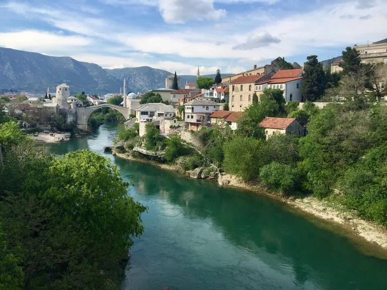 ボスニア・ヘルツェゴビナ、ネレトバ川の流れるモスタルの風景