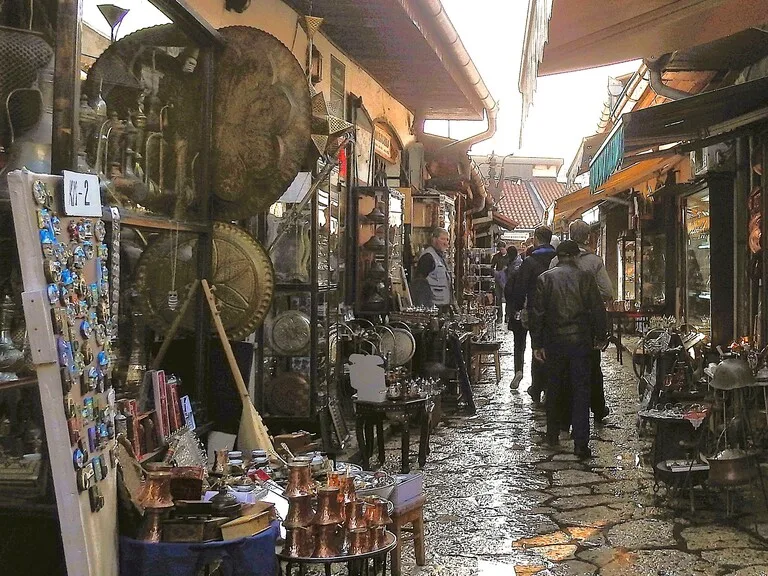 ボスニアヘルツェゴビナのサラエボ旧市街にあるマーケットと銅製品