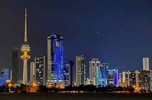 明るく輝くKuwait Cityのビル群の夜景