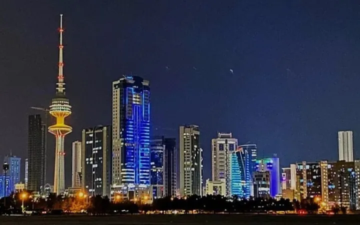 明るく輝くKuwait Cityのビル群の夜景