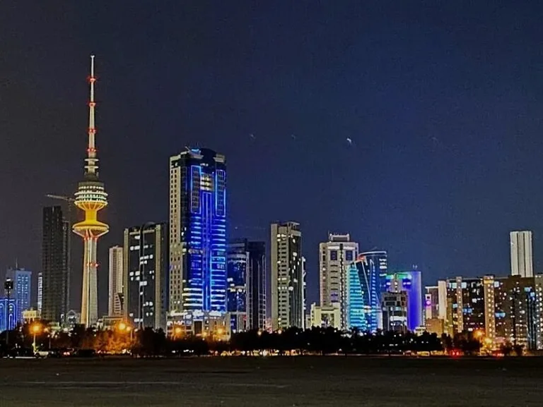 明るく輝くKuwait Cityのビル群の夜景