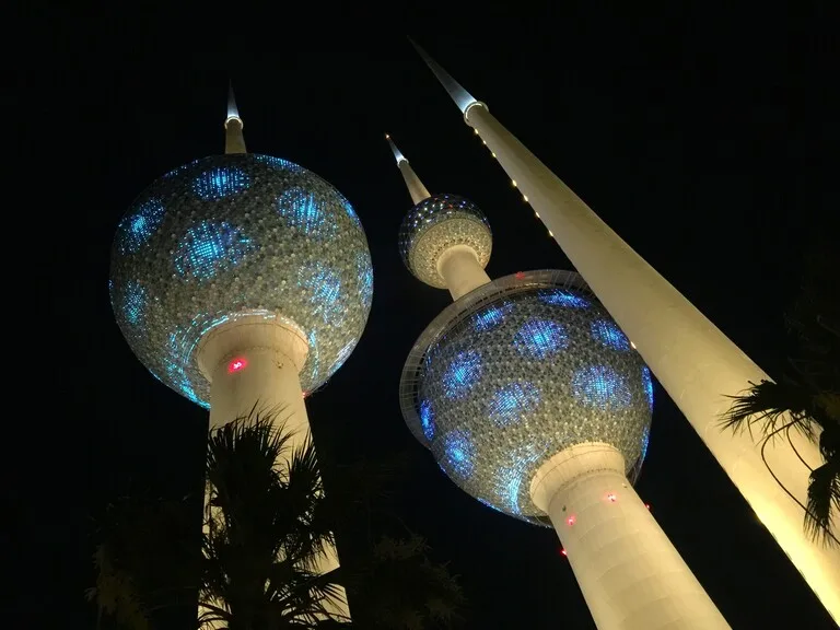 ライトアップされたKuwait Towers(クウェートタワー)
