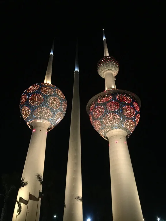 ライトアップされたKuwait Towers(クウェートタワー)