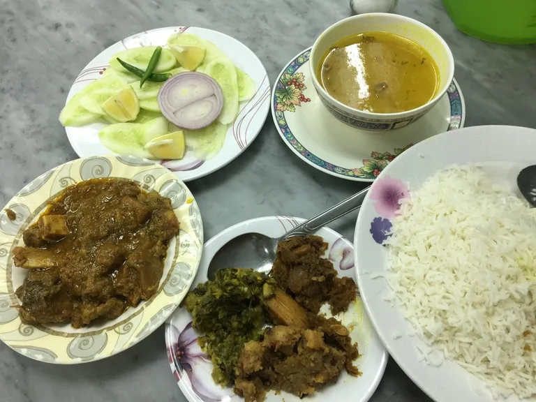 クウェート料理のスープとスパイス香るマトンカレー