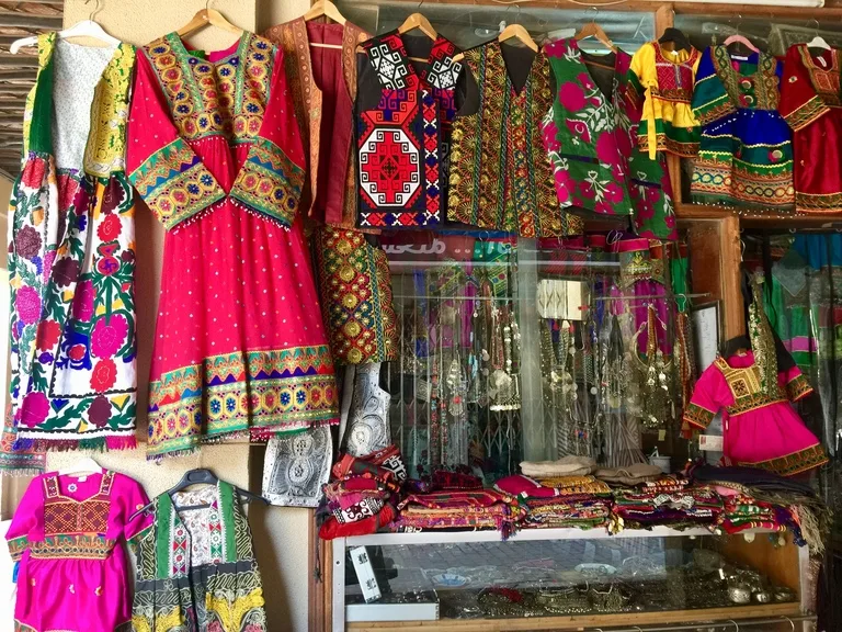 Kuwait City の市場で並ぶ伝統的な民族衣装と土産物