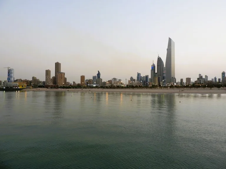 海側からみた Kuwait Cityのビル群