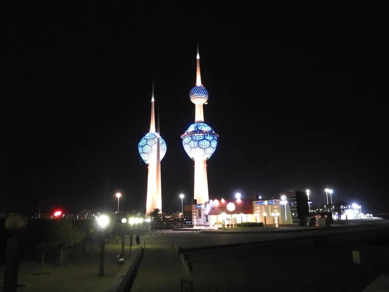 Kuwait City のライトアップされた夜景