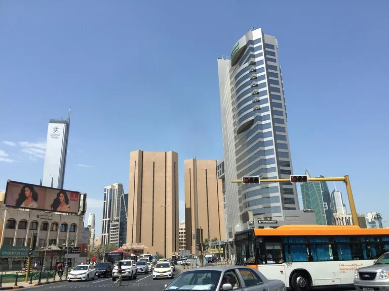 Kuwait City の渋滞した道路とビル群