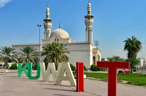 クウェートシティのモスクと「KUWAIT」のランドマーク