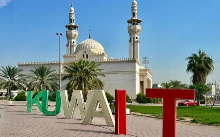 クウェートシティのモスクと「KUWAIT」のランドマーク
