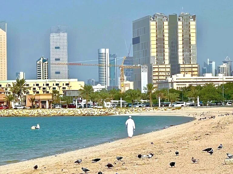 クウェートのシュワイク・ビーチ(Shuwaikh Beach)を歩く人