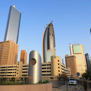 Kuwait City の中心地に立ち並ぶ高層ビル群の景観