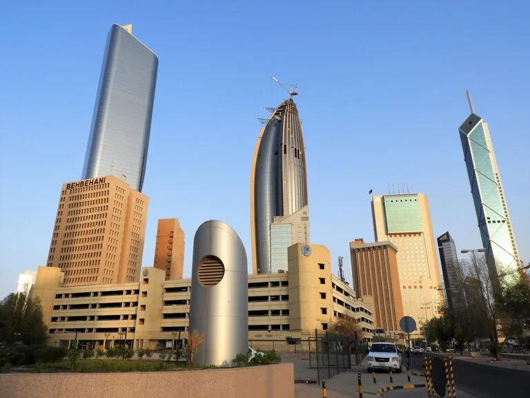 Kuwait City の中心地に立ち並ぶ高層ビル群の景観