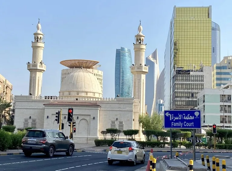Kuwait City のモスク車の行き交う道路