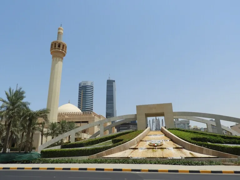 クウェートシティのモスクとモニュメントのある風景
