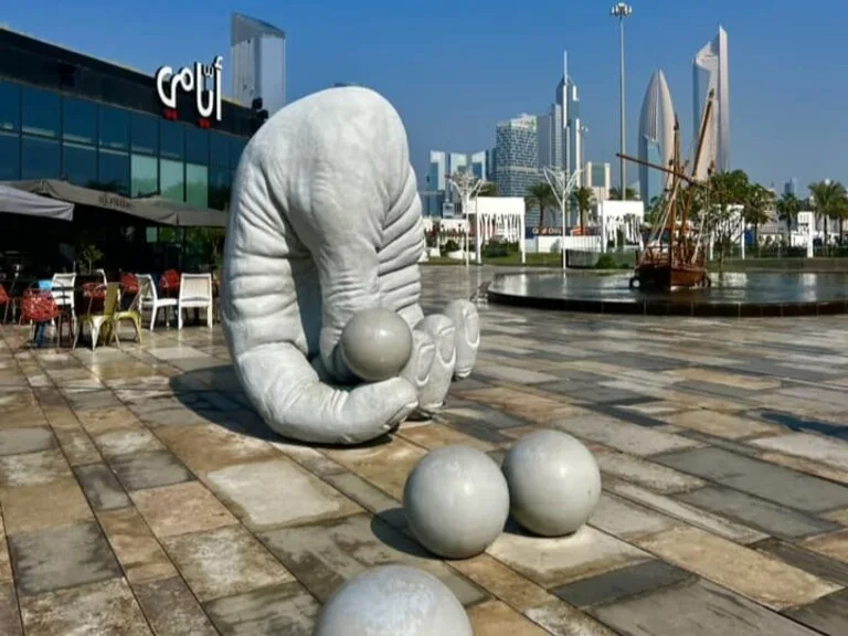 クウェートのアル・シャヒード公園’(Al Shaheed Park)にある大きな手の像