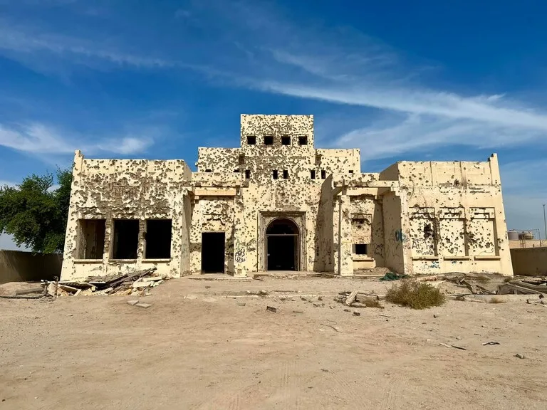 クウェートのファイラク島にあるバンク・アル=ワタニ遺跡(Failaka Island – Ruins of Bank al Watani)の銃弾跡が残る建物