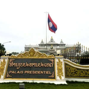 ラオスの国旗とビエンチャンの大統領宮殿