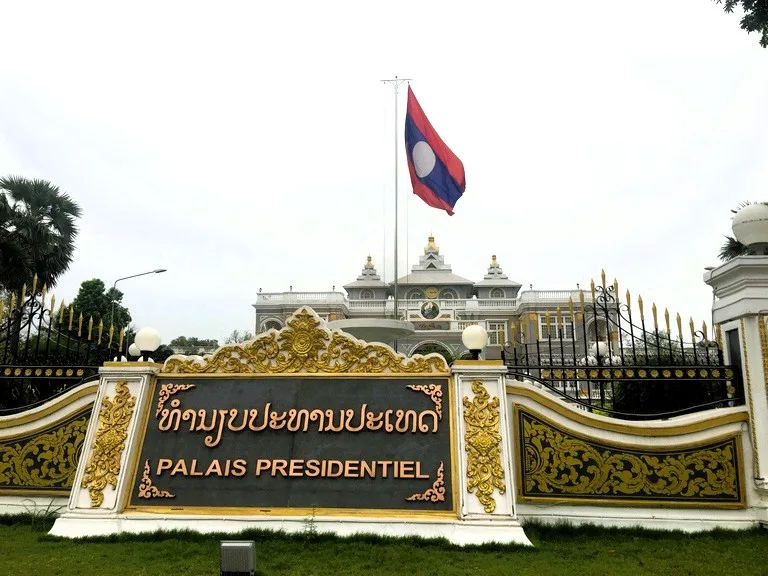 ラオスの国旗とビエンチャンの大統領宮殿