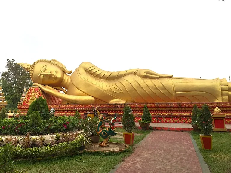 ラオスの首都ビエンチャンにある南寺院の境内に横たわる黄金の涅槃仏