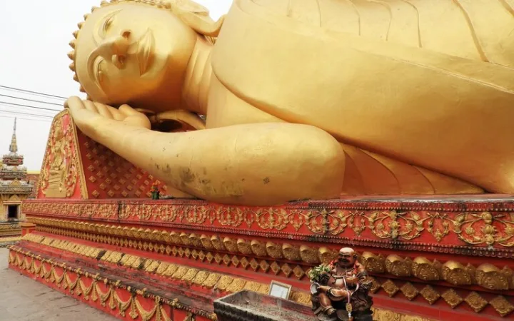 ラオスの首都ビエンチャンにある南寺院の境内に横たわる黄金の涅槃仏