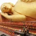 ラオスの首都ビエンチャンにある南寺院の境内に横たわる黄金の涅槃仏