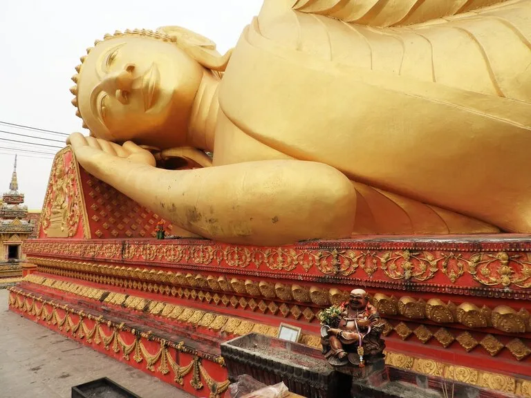 ラオスの首都ビエンチャンにある南寺院の境内に横たわる黄金の涅槃仏