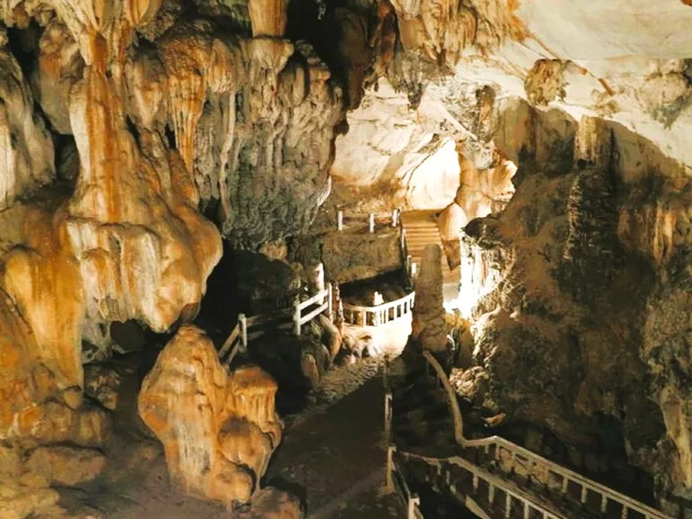 ラオスのヴァンヴィエンにあるタム・チャン洞窟