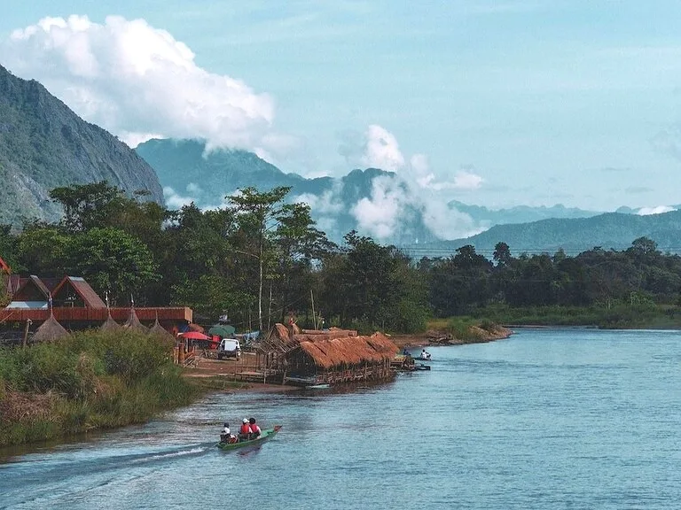 ラオスのヴァンヴィエンとナムソン川