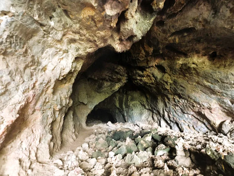 ラオスのタム・ピウ洞窟（Tham Piu Cave）