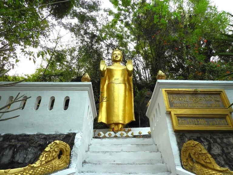 ルアンパバーンのプーシーの丘に建つ仏像