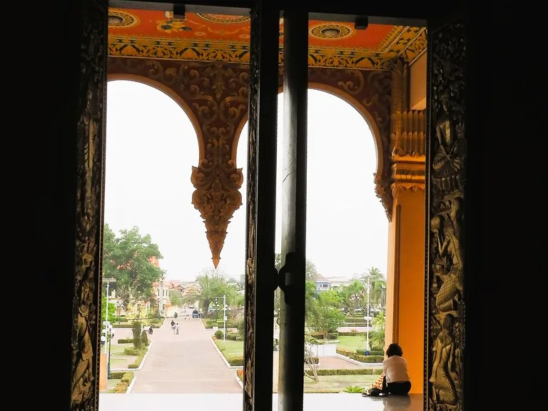 ビエンチャンのタート ルアン内部から外を眺めた風景