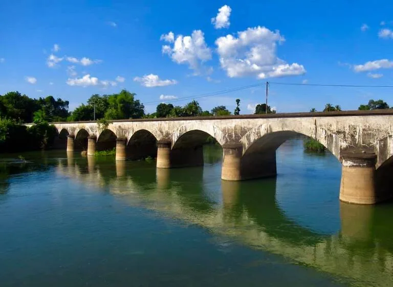 ラオス南部のシーパンドン（Four Thousand Islands）地域、ドンデット島とドンコン島を結ぶ古いフランス鉄道とメコン川