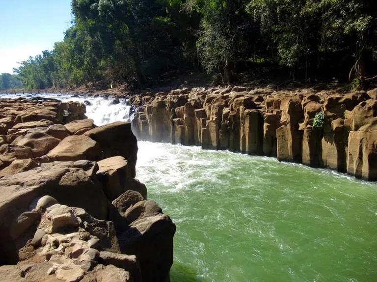 ラオスのパースアム滝（Pha Suam Waterfall）