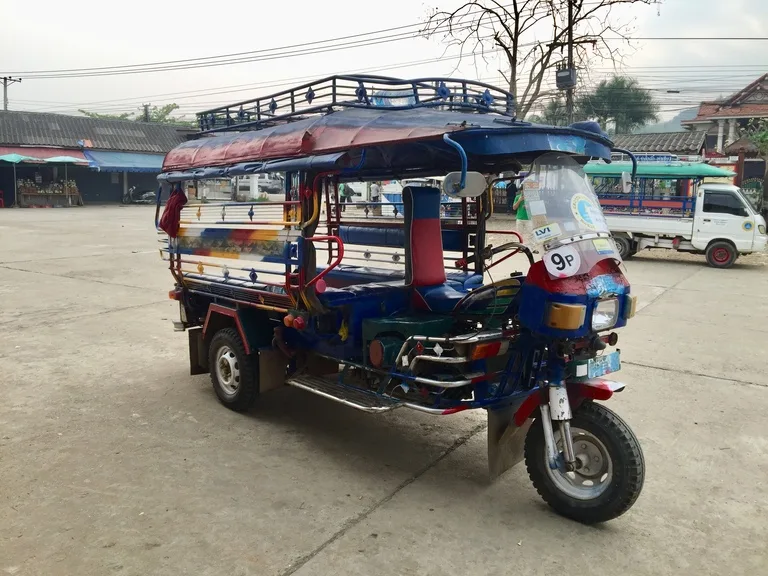 ラオスのルアンパバーンを走る乗り合いバイクタクシー