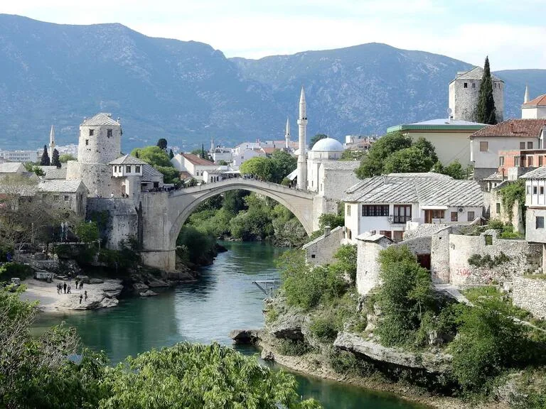 ボスニア・ヘルツェゴヴィナの世界遺産スタリ・モストとモスタル旧市街の街並み